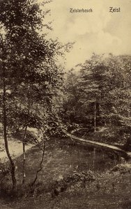 16321 Gezicht op een gegraven beek met omringende gemengde bomen in het Zeister Bosch te Zeist.